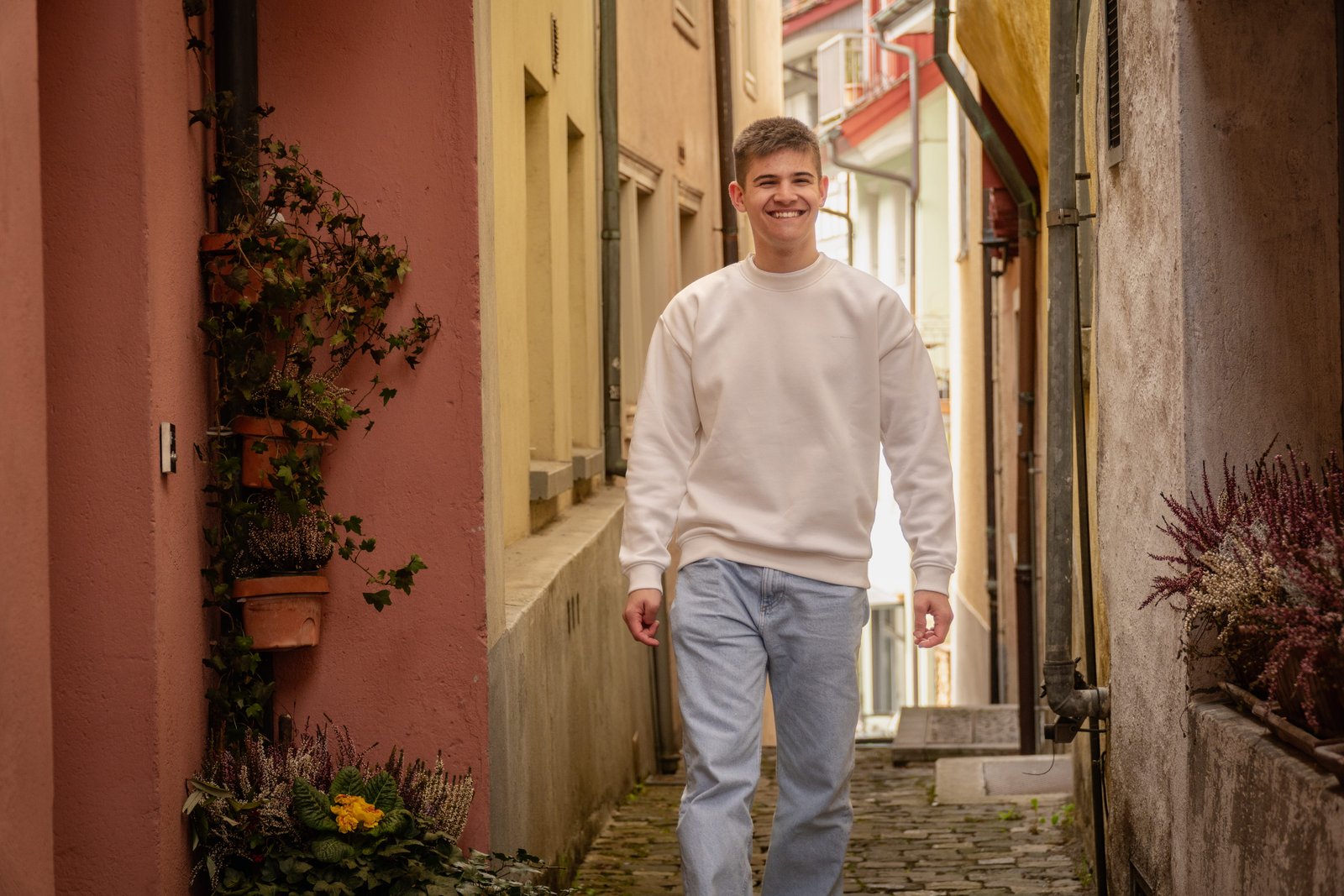 Porträt in einer schmalen Gasse mit warmen Hausfassaden
